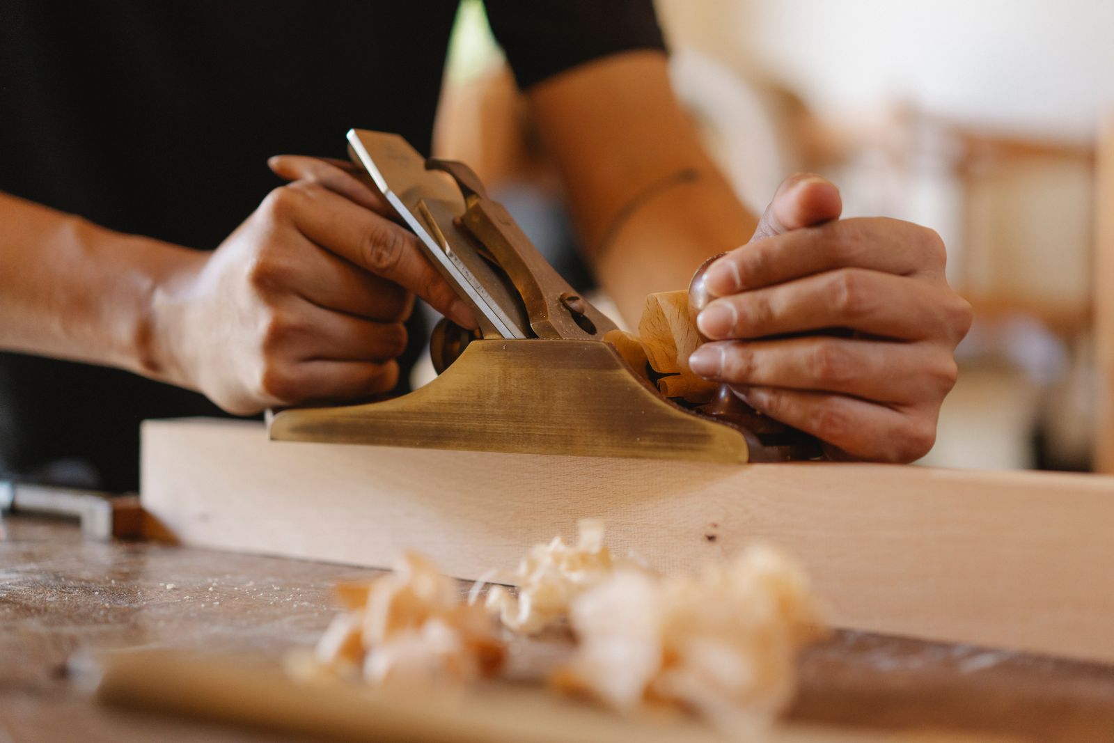 Rabot laiton sur pièce de bois, copeaux frais