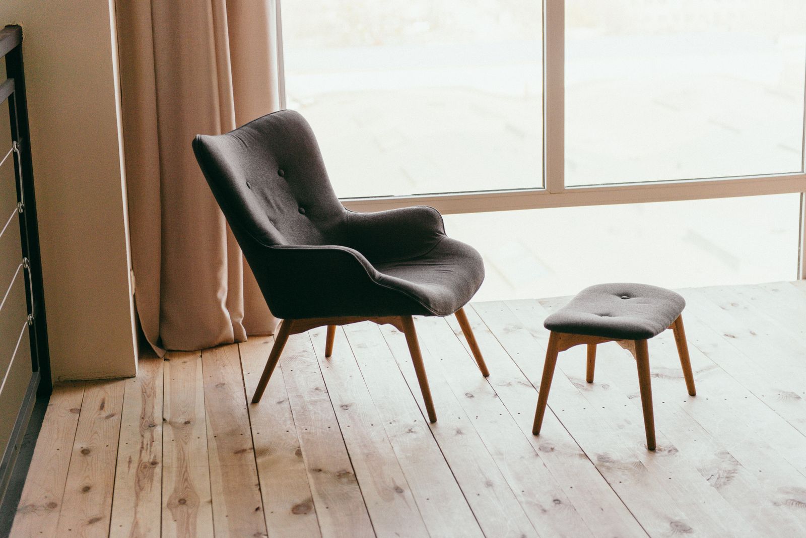 Fauteuil tissu anthracite et repose-pieds, pieds bois