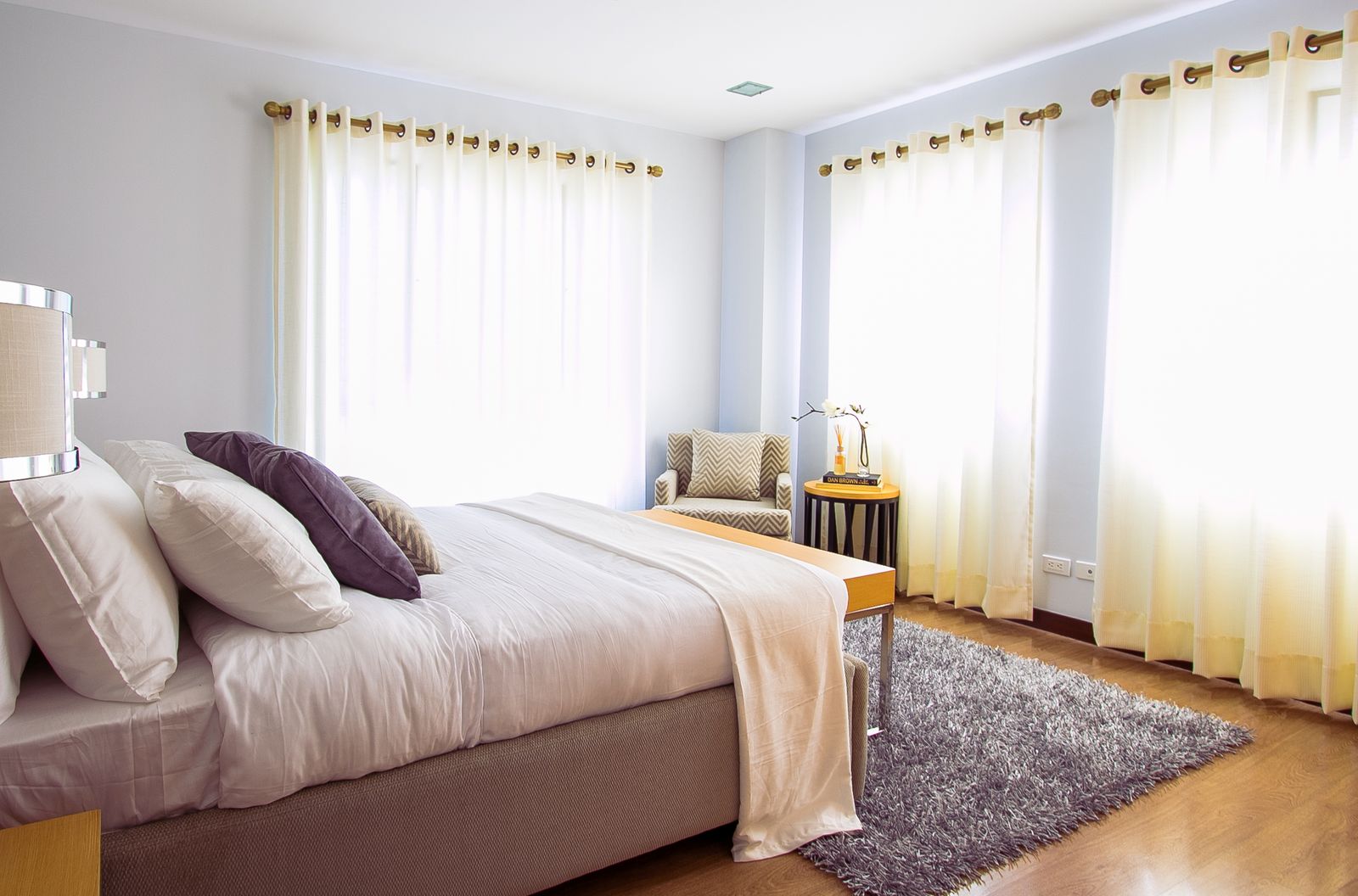 Chambre calme, lit tissu et banc de bois