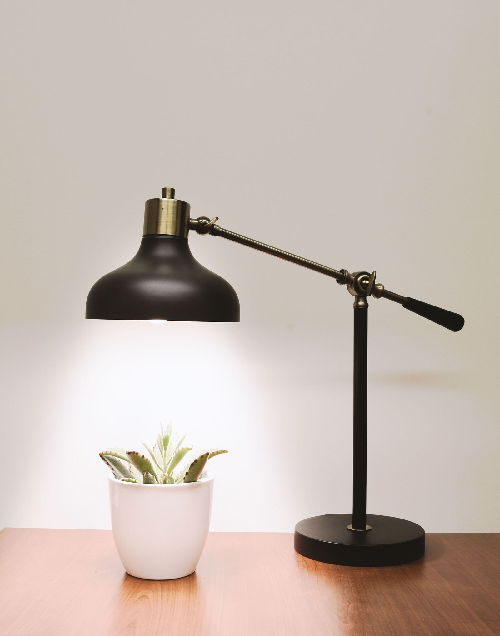 Lampe de travail, bras laiton et abat-jour noir