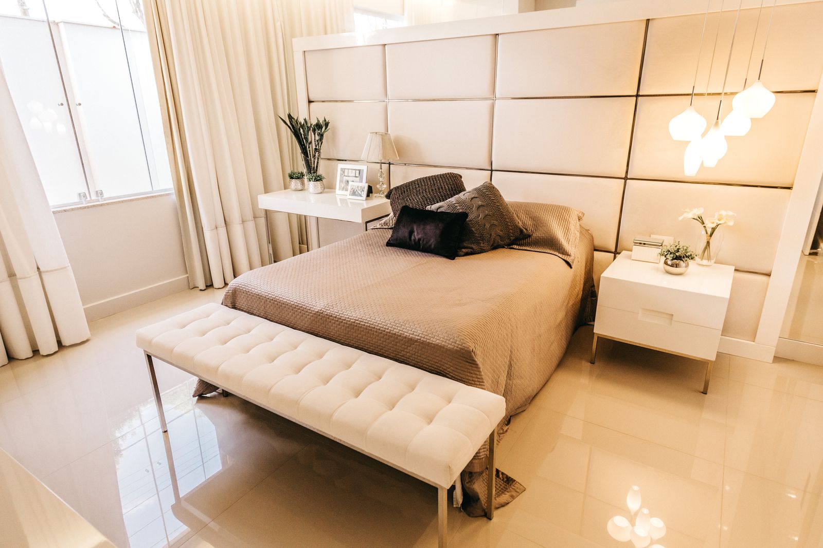 Chambre crème, tête de lit capitonnée, laiton discret