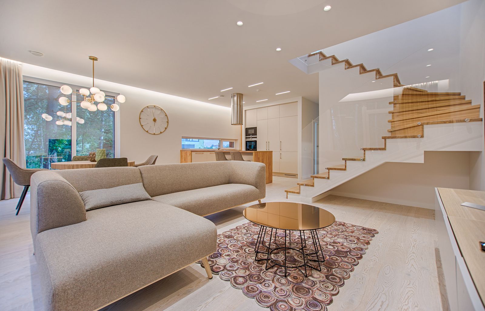 Salon contemporain, canapé bas et bois clair