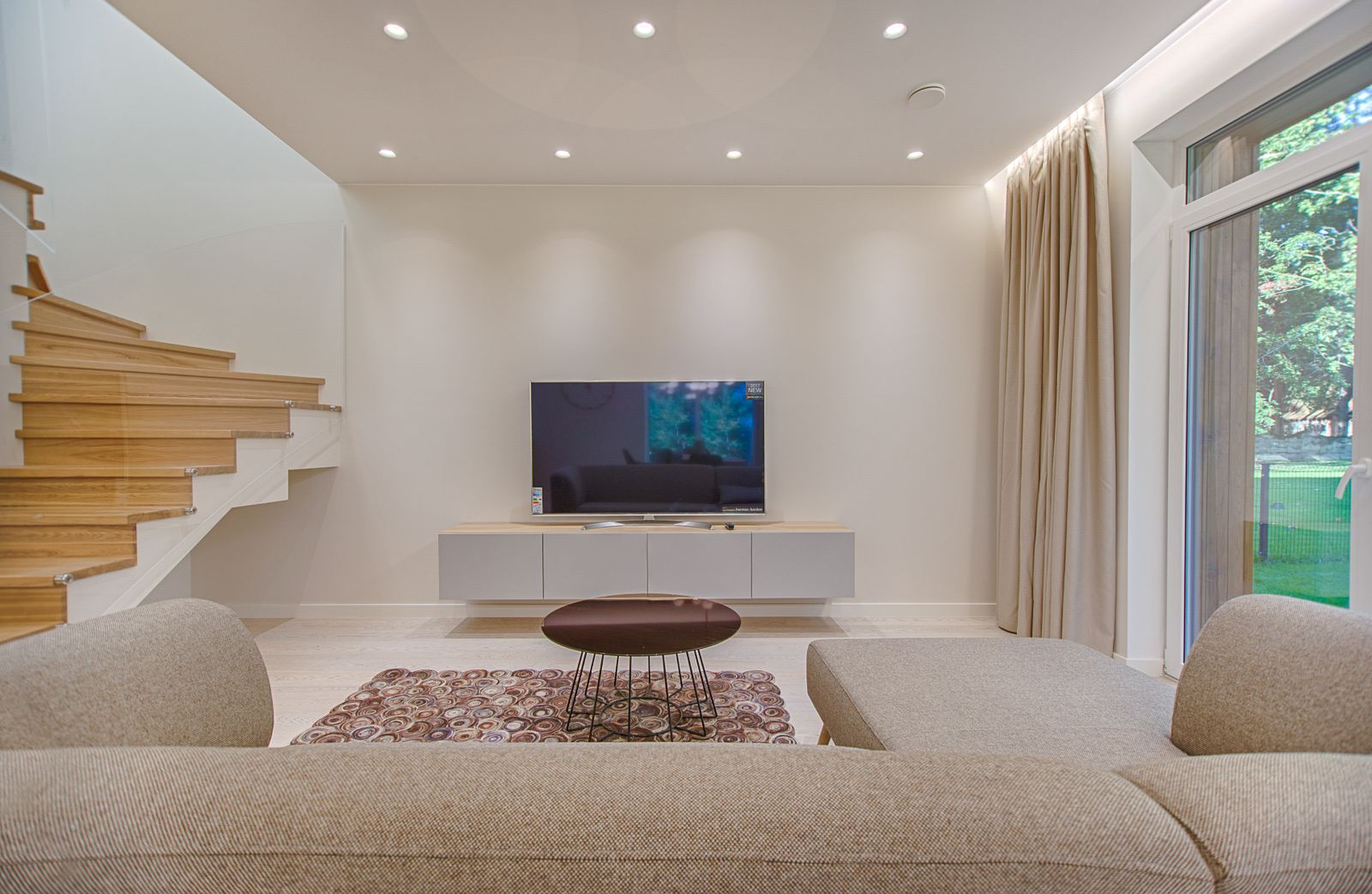 Intérieur de showroom, canapé lin et bois clair